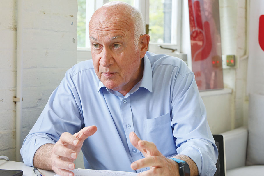 ●伸手助人協會行政總裁麥履善形容「特別計劃」為雙贏方案，紓緩人手短缺，提升服務質素，兩地長者同受惠。