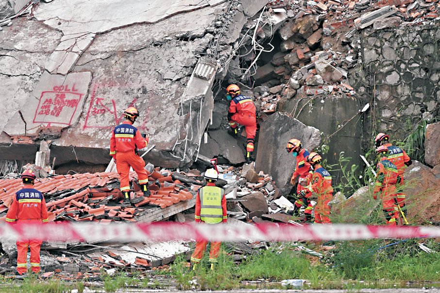 ●8月6日，廣州市白雲區發生山體滑坡致房屋垮塌，消防人員在現場開展搶險救援工作。 中新社