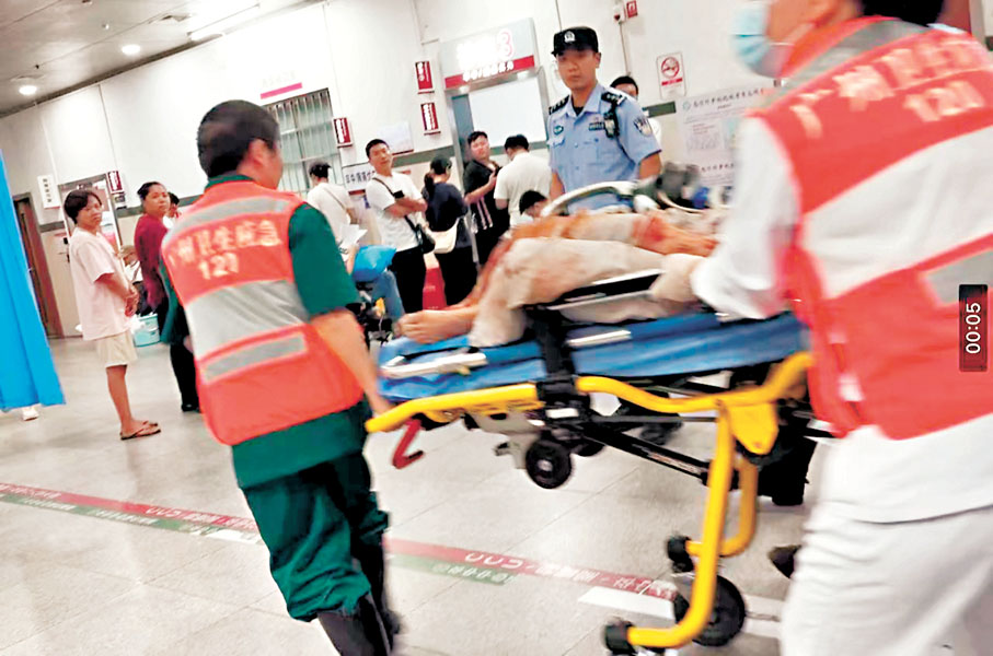 ●6日17時56分左右，被壓9小時後救出的傷者被送至南方醫科大學南方醫院急診部進行救治。   香港文匯報記者李紫妍  攝