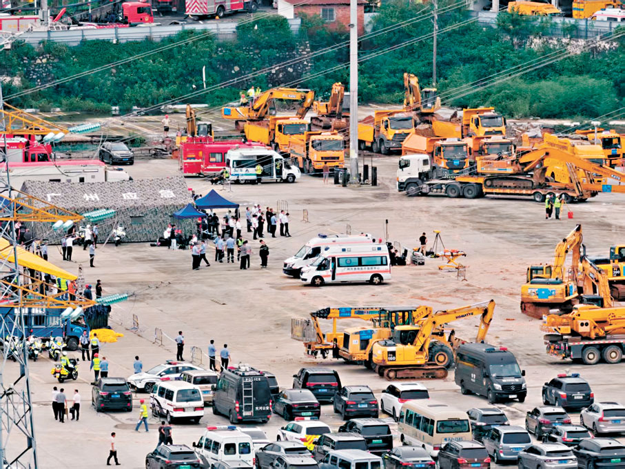 ●現場仍有兩輛救護車嚴陣以待。香港文匯報記者帥誠  攝