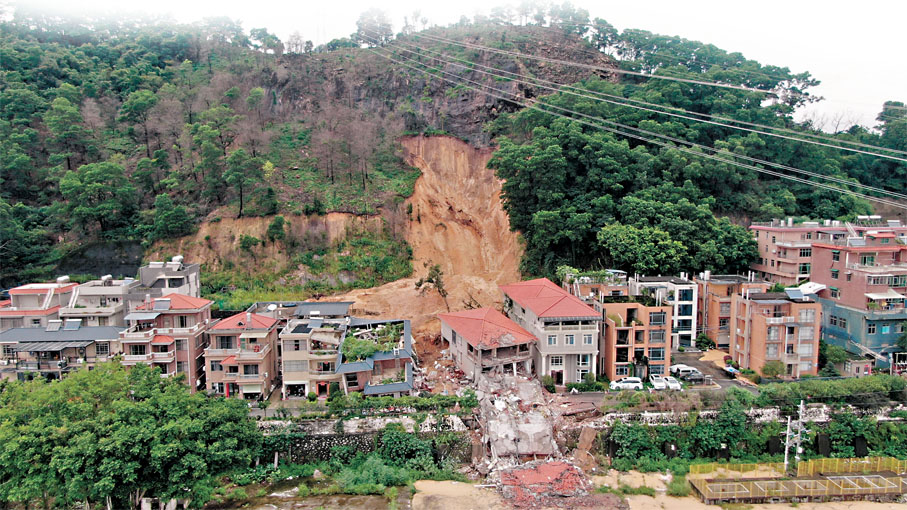 ●8月6日拍攝的廣州市白雲區大源街大源村黃莊片區滑坡現場。   新華社