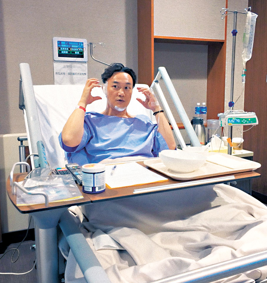 ●片中有Eason躺在醫院、臉上包滿紗布的情景。