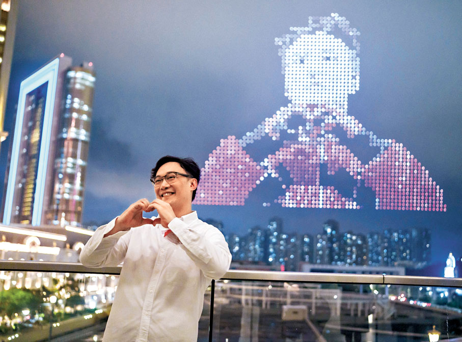 ●陳奕迅模仿無人機圖案比心。