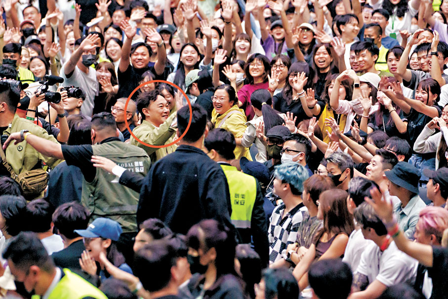 ●陳奕迅（圓圈示）與現場觀眾互動。
