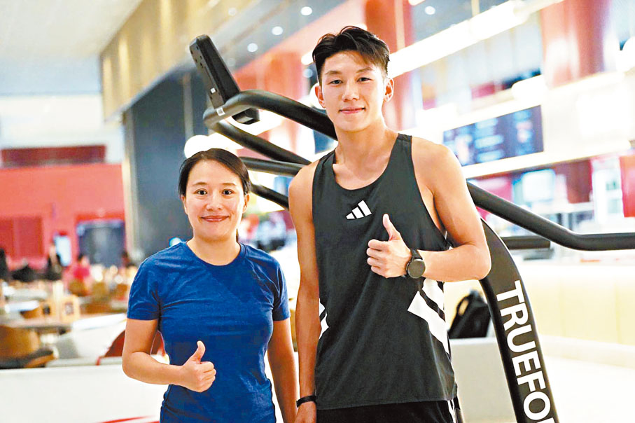 ●上屆冠軍隊成員劉峻崚（右）及跑會「Kai Tak Runners」教練黎智樂將再度參賽。香港文匯報記者郭正謙 攝