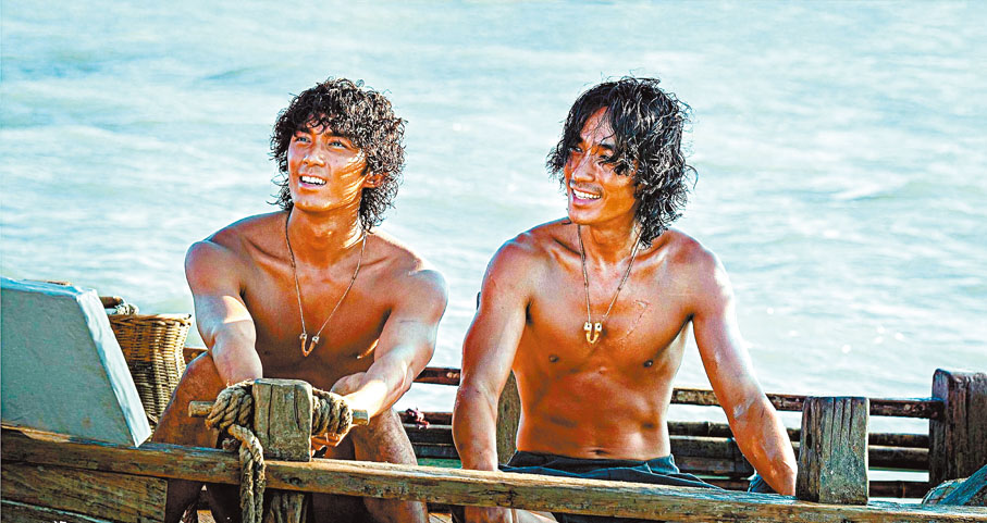 ●朱一龍（右）和吳磊在戲中飾演一對漁民兄弟。