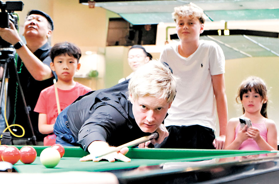 ●羅拔臣在兒子（白衫）注視下作示範。