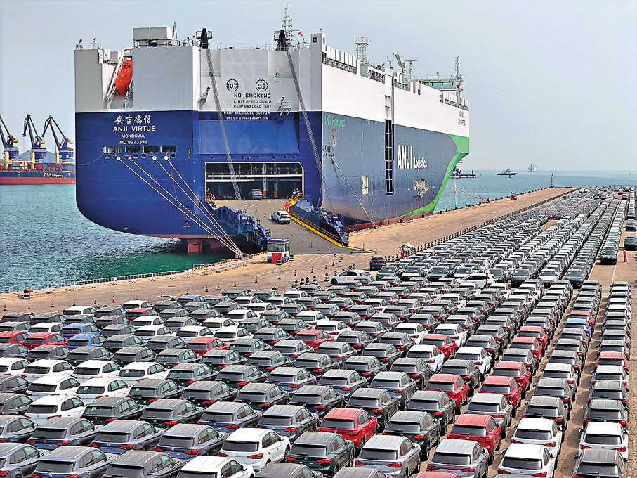 ●今年以來，中國經濟運行穩中有進，面對複雜外部環境，外貿運行保持向上向好勢頭。圖為 4月18日，「安吉德信」輪在山東港口煙台港裝運出口汽車。 資料圖片