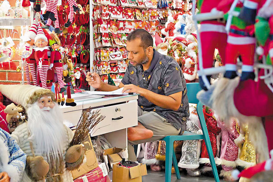 ●中國貿易夥伴更加多元化，抗風險能力持續增強。圖為5月28日，一名外商在位於浙江的義烏國際商貿城聖誕檔口了解情況。 資料圖片