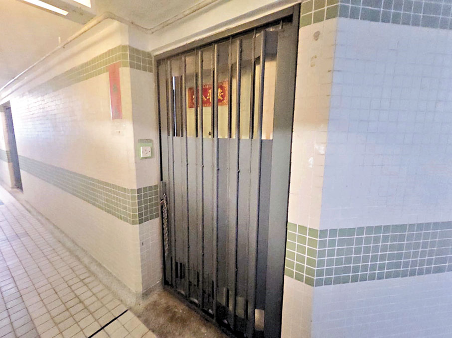 ●發現獨居女長者陳屍住所化成白骨的單位。香港文匯報記者劉友光  攝