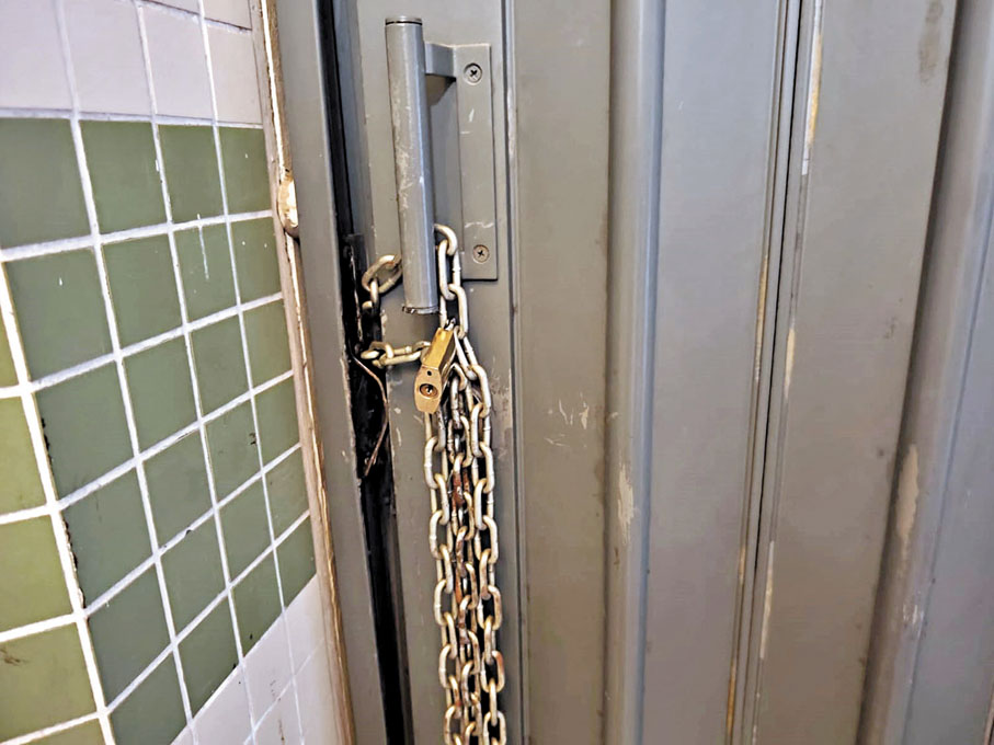 ●事發單位被臨時用鐵鏈鎖上。香港文匯報記者劉友光  攝