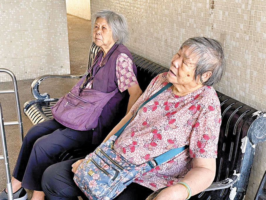 ●李婆婆（左）及賴婆婆（右）形容事件「好慘」，指若自己有不適，會致電家人或向鄰居甚至報警求助。香港文匯報記者梁美玲  攝