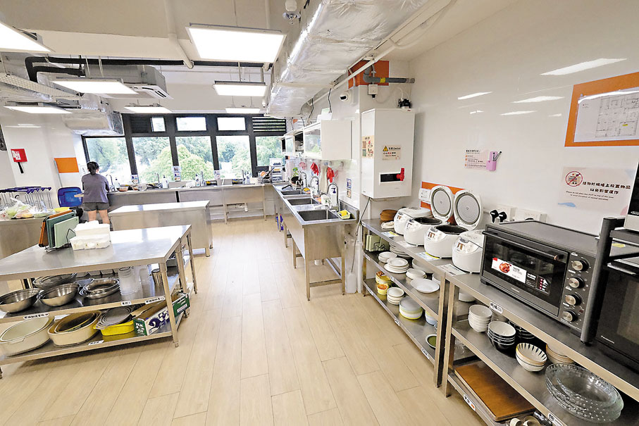 ●土瓜灣社區客廳的廚房設備一應俱全。夏女士直言，每天在廚房外望對面宋皇臺花園洗菜時，真的很開心。香港文匯報記者涂穴  攝