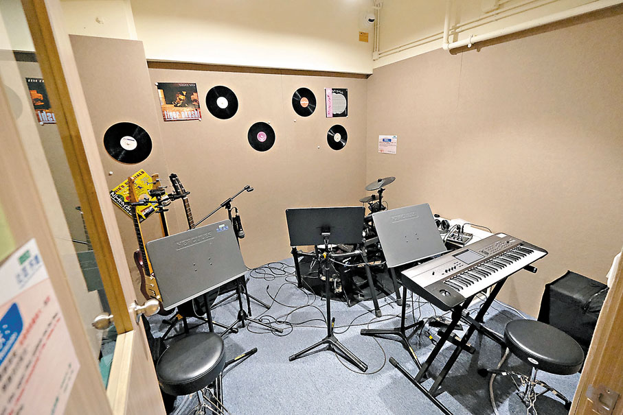 ●彭綽婷說，土瓜灣社區客廳的Band房吸引了各個年齡層的用家，讓社區客廳充滿活力。 香港文匯報記者涂穴  攝