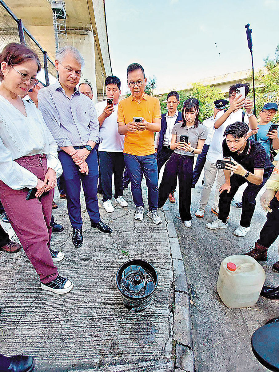●陳恒鑌與政府及社區代表巡視馬灣蚊患，合作加強防蚊滅蚊措施。