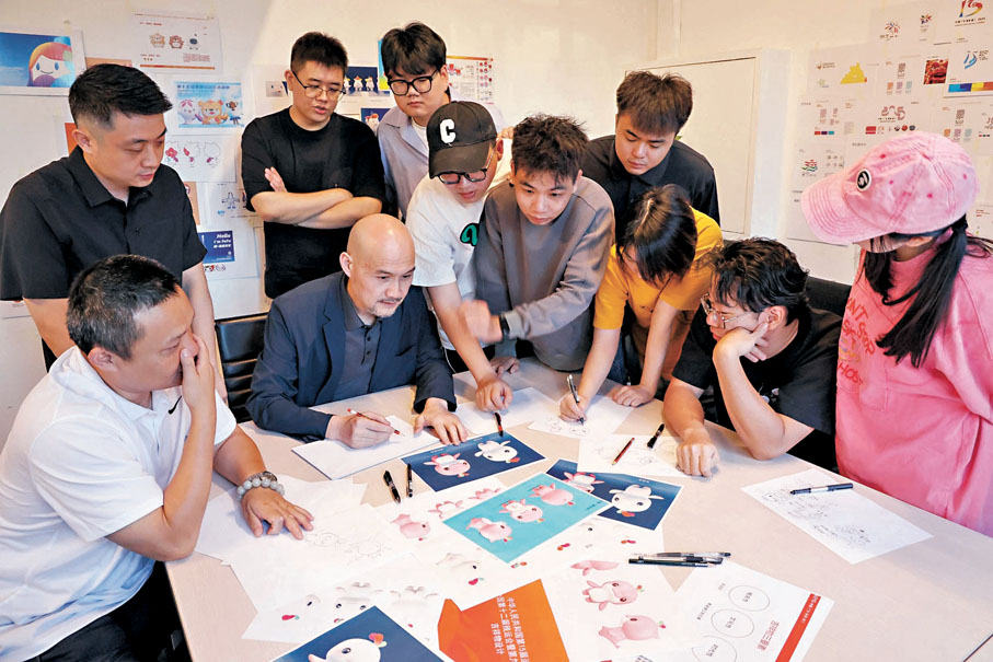 ●劉平雲(yún)組建團隊，培養(yǎng)學生共同參與創(chuàng)作。圖為劉平雲(yún)與設計團隊共同討論。香港文匯報廣州傳真
