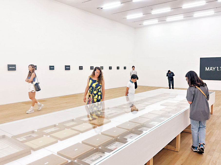 ●大館的觀眾構成呈現出多樣性。圖為觀眾欣賞展覽「河原溫：自由之律，律之自由」。 張岳悅  攝