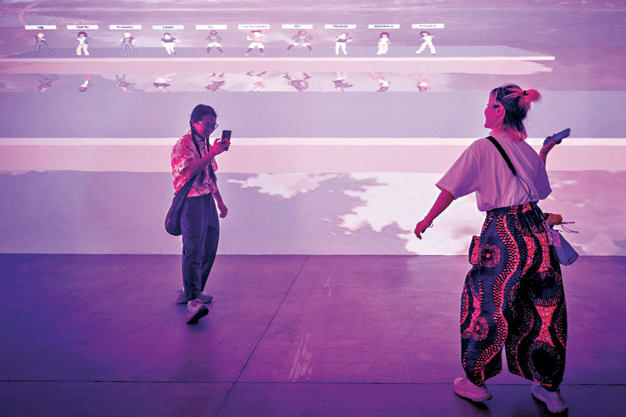 ●「藝術家之夜」的節目豐富多元。圖為affect lab的作品《滲入元宇宙》。戴毅龍、何家豪  攝，大館供圖