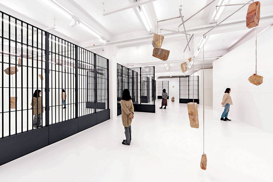 ●當代藝術的價值之一是刺激觀眾思考這個時代和社會。圖為大館過往展覽「艾莉斯亞·夸德：彼托邦」。 Jimmy Ho 攝，大館供圖