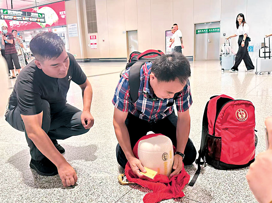 ●台胞劉德文每次跨海峽從台灣送老兵骨灰回鄉，飛機落地後的第一件事，就是雙膝跪地讓長者第一時間着地魂歸故土。香港文匯報記者王欣欣  攝