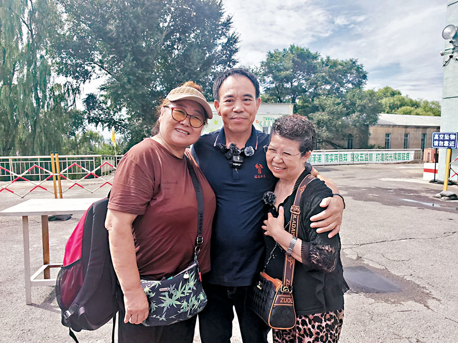 ●劉德文與台灣老兵張宏奎的家人親切合影。香港文匯報記者吳千  攝