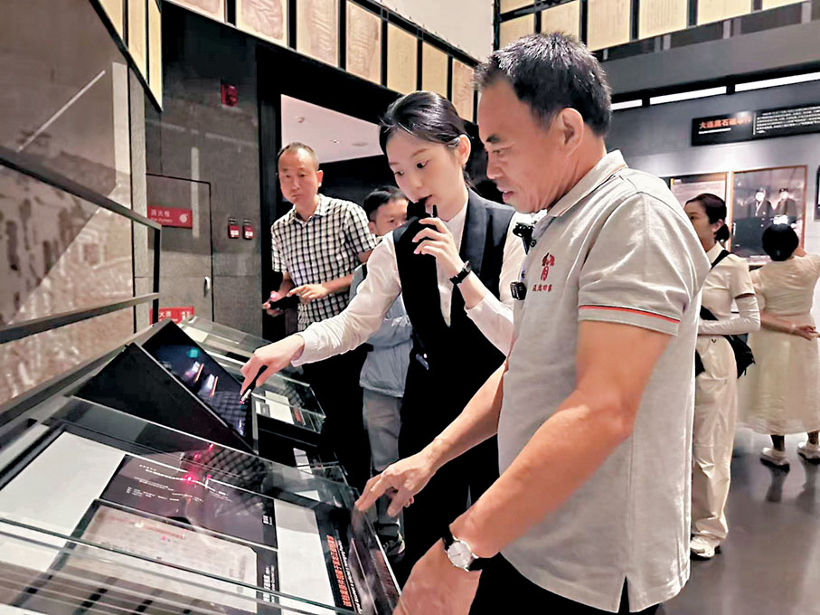 ●劉德文在侵華日軍第七三一罪證陳列館參觀。 香港文匯報記者于海江  攝