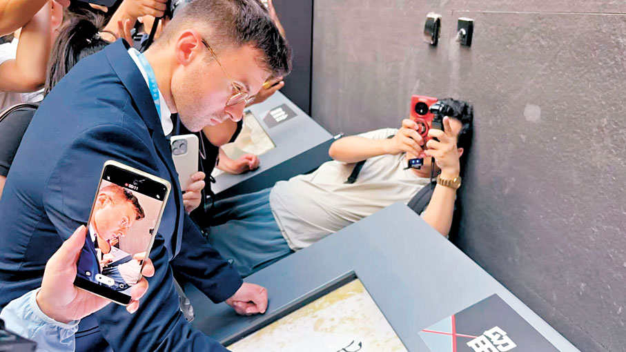 ●馬庫斯·德雷特斯在七三一部隊罪證陳列館留言台上寫下「和平與正義」 。香港文匯報記者于海江  攝