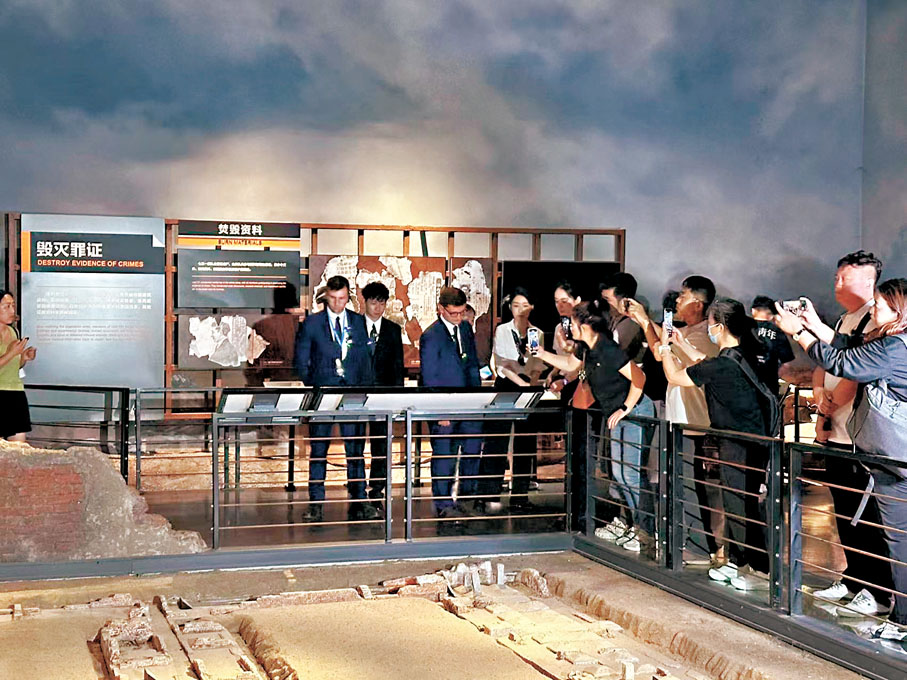 ●馬庫斯·德雷特斯一行參觀哈爾濱侵華日軍七三一部隊罪證陳列館。香港文匯報記者于海江  攝