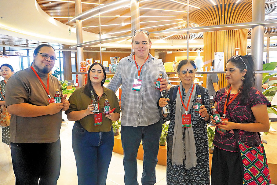 ●與會嘉賓調研上猶綠色可持續發展項目。香港文匯報記者黃慧  攝