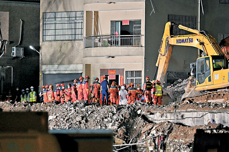 ●8月7日晚，廣州白雲區山體滑坡現場發現第十名被困人員。  中新社