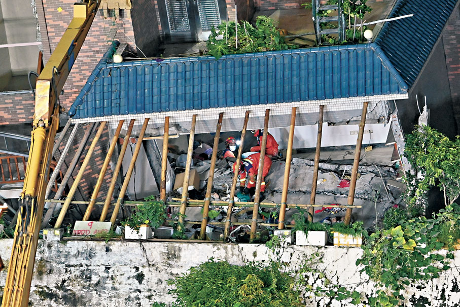 ●8月7日凌晨，救援人員在廣州白雲山體滑坡現場開展搶險救援工作。   中新社