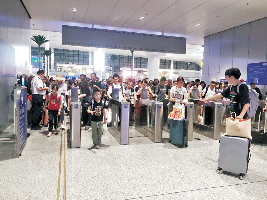 ●香港文匯報記者在廣州白雲站看到，受近日強降雨天氣影響的鐵路運輸已陸續恢復。  香港文匯報記者方俊明  攝