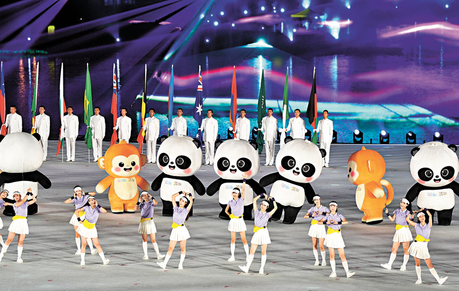 ●吉祥物「蜀寶」和「錦仔」在開幕式上。新華社