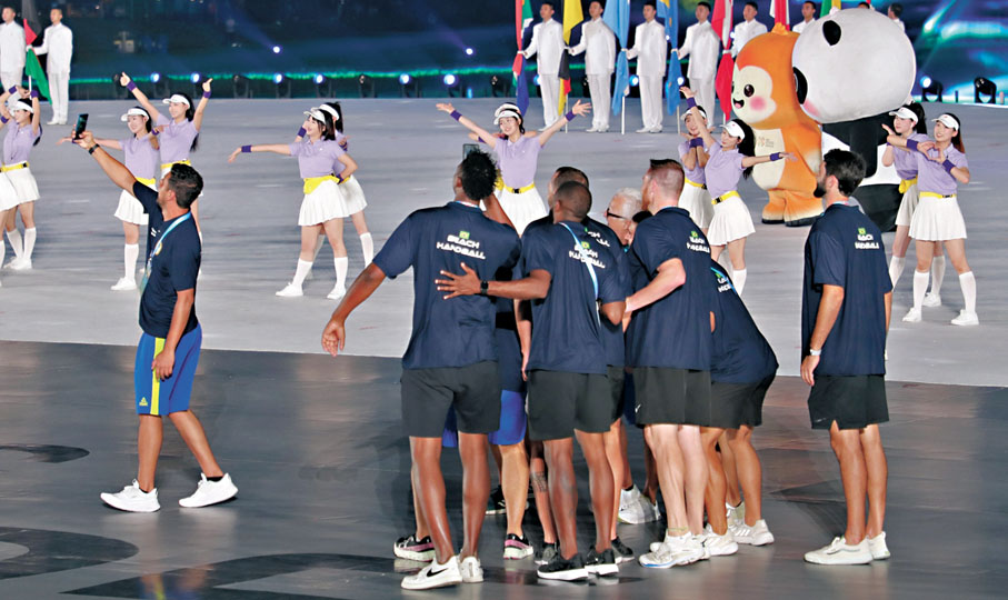 ●在湖邊的「星光大道」，巴西運動員們合影留念。香港文匯報記者李兵 攝