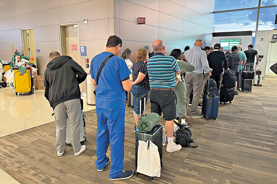 ●乘客在路易斯安那州機場查詢延誤情況。  美聯社