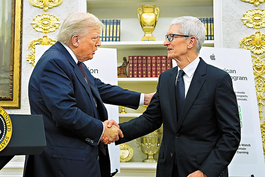 ●特朗普（左）與庫克在白宮記者會上握手。    美聯社