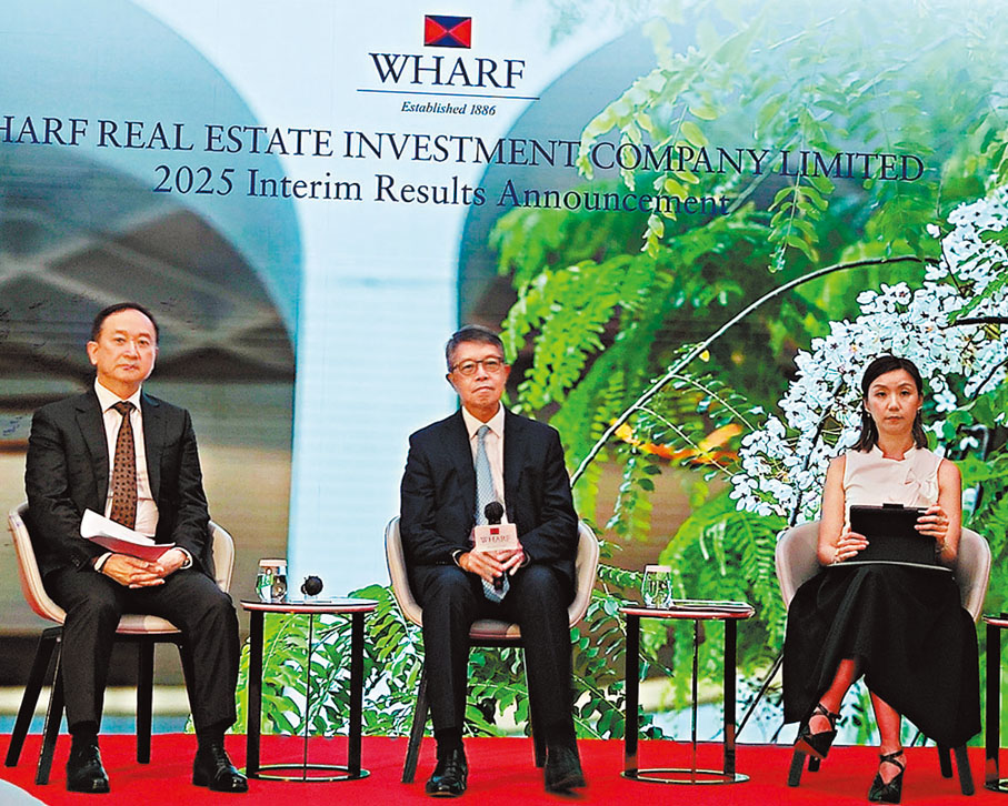 ●九置吳天海（中）表示，下半年香港經濟、零售市道，以及餐飲業仍存有挑戰。香港文匯報記者梁悅琴 攝