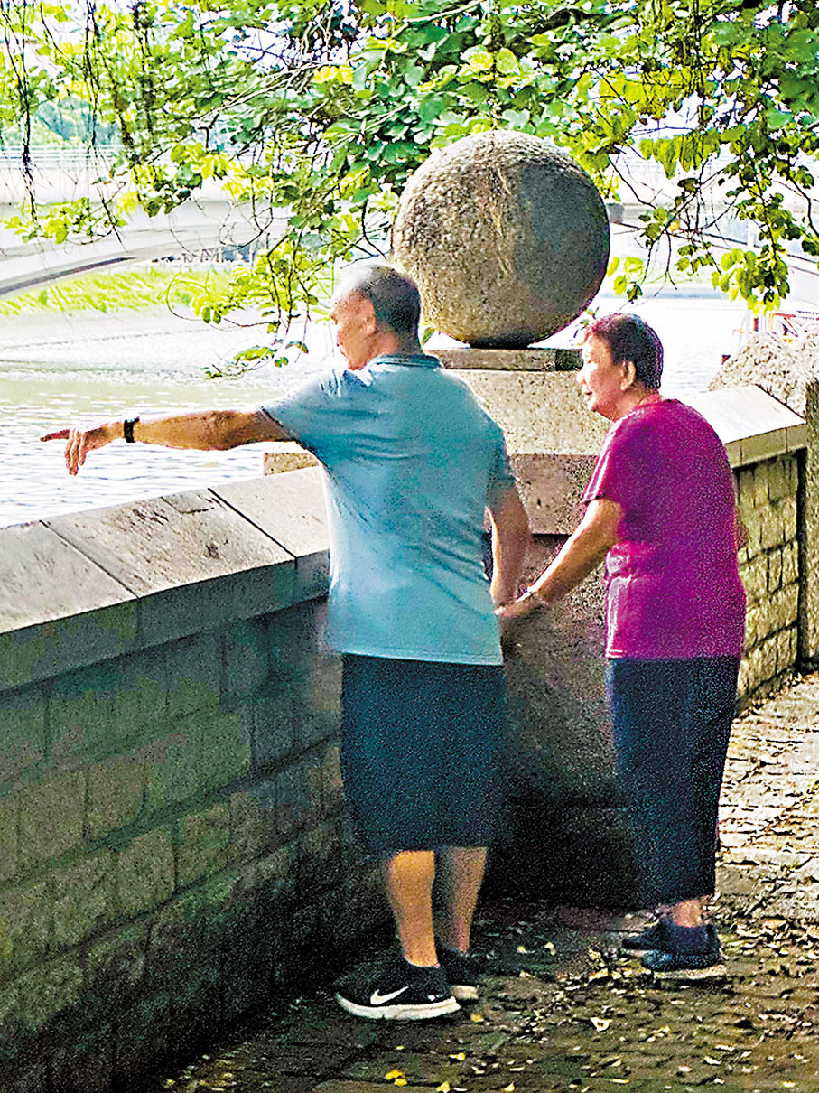 ●黃昏沿河行，見老者一對，甜蜜攜手散步，艷羨不已。 作者供圖