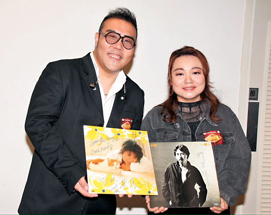 ●劉洋（左）與黃博如願獲得有偶像簽名的黑膠。   達里  攝