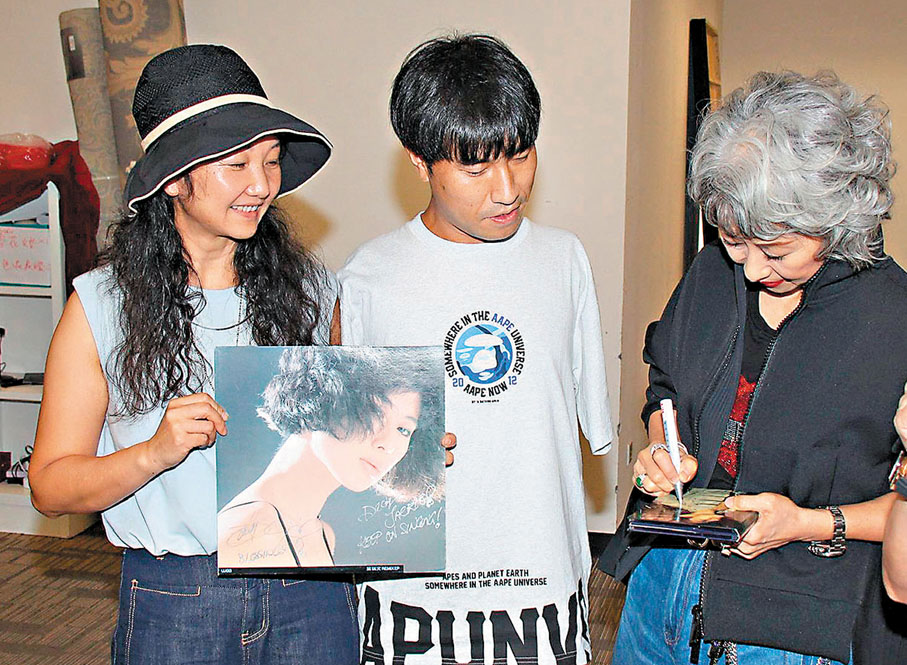 ●李金凱拿出珍藏多年的黑膠請葉蒨文簽名。 達里  攝