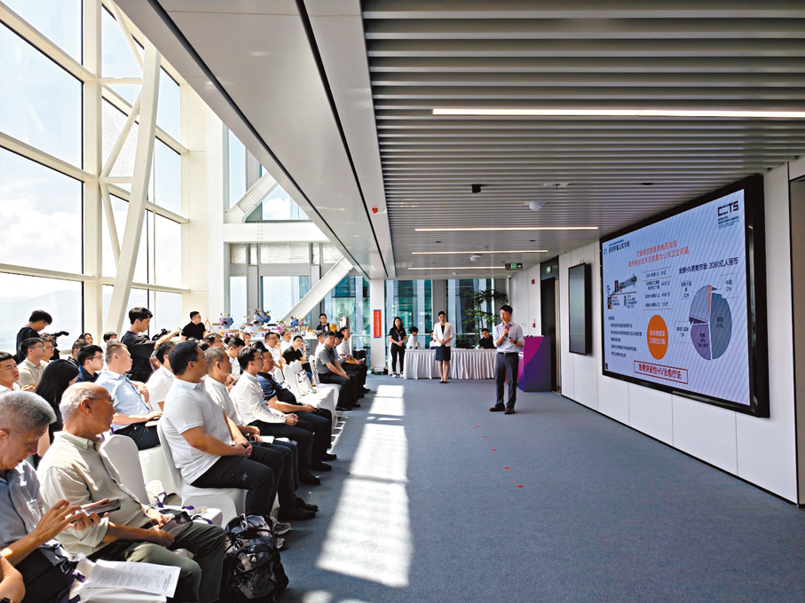 ● 黃亦駿現場介紹愛滋病治療性DNA疫苗項目。 香港文匯報記者胡永愛  攝