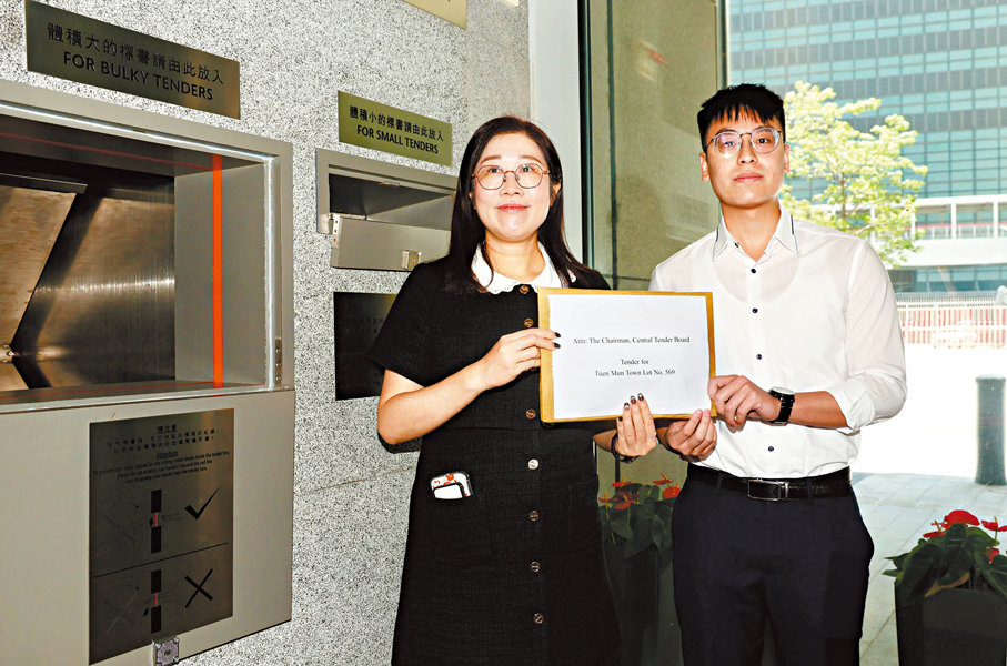 ●中國海外代表遞交屯門海珠路住宅地皮標書。