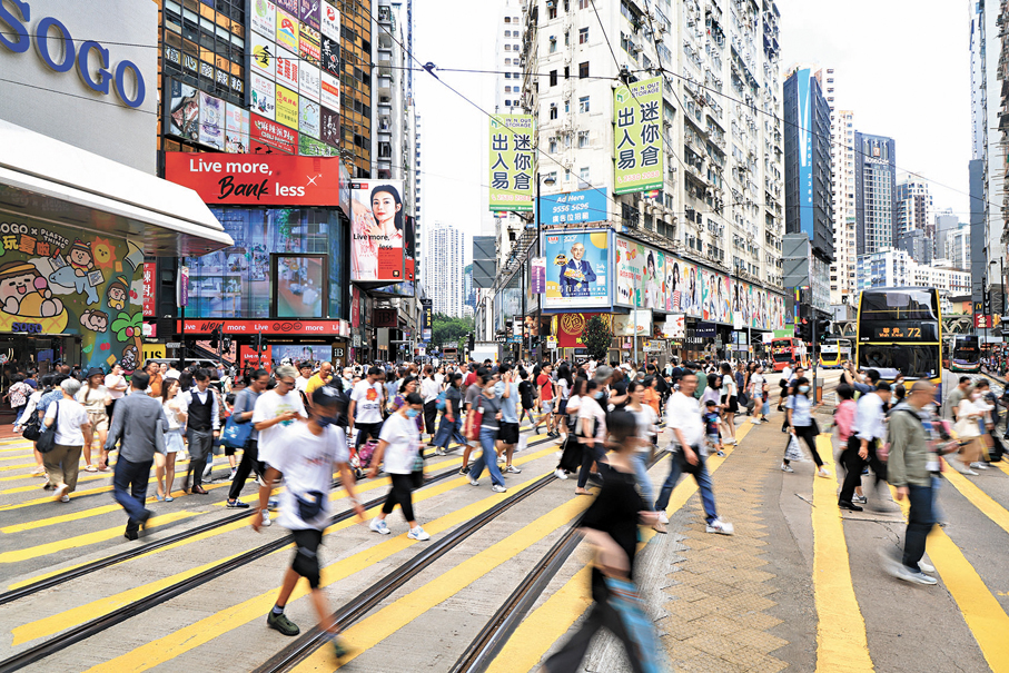 ●多項統計數據顯示，「搶人才」措施已在填補人口、提供勞動力及經濟貢獻上發揮效益。圖為香港街頭人來人往。 資料圖片