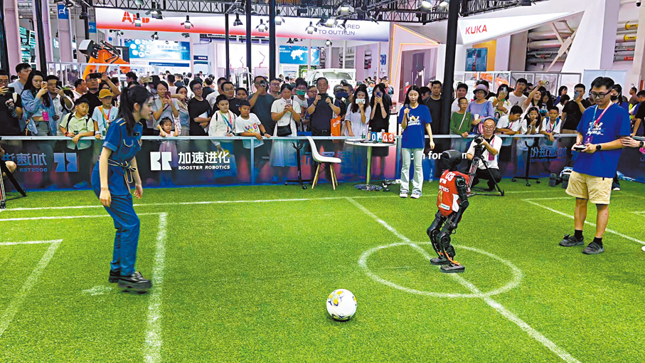 ●加速進化展台的「人機大戰」互動踢球環節成為世界機器人大會焦點。