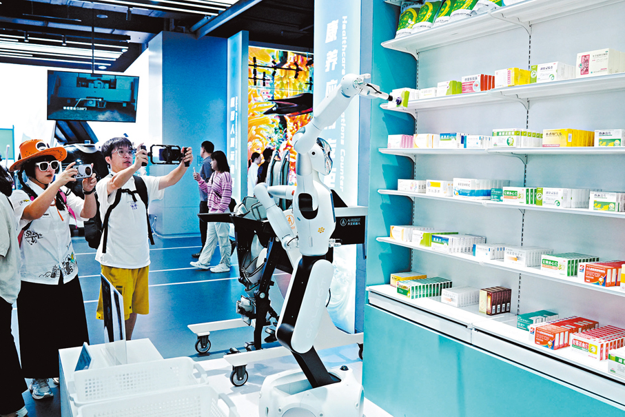 ●8月8日，全球首家具身智能機器人4S店Robot Mall在北京亦莊正式開業。圖為藥品分揀機器人吸引參觀者。    中新社