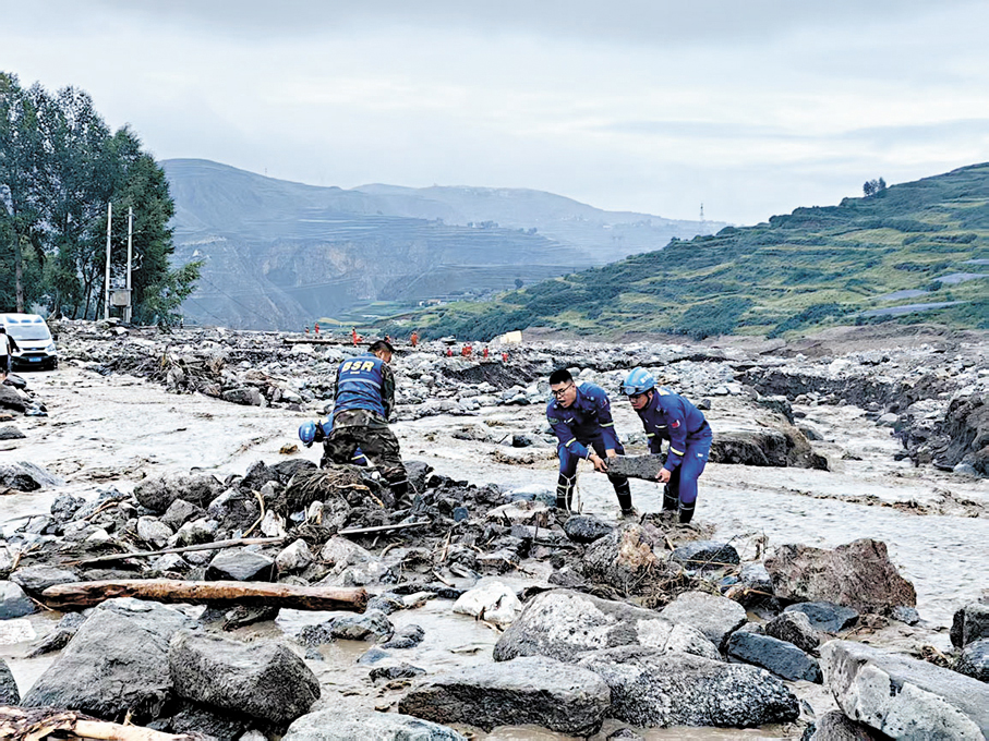 ●中國藍天救援隊隊員正在疏通水道。香港文匯報甘肅傳真