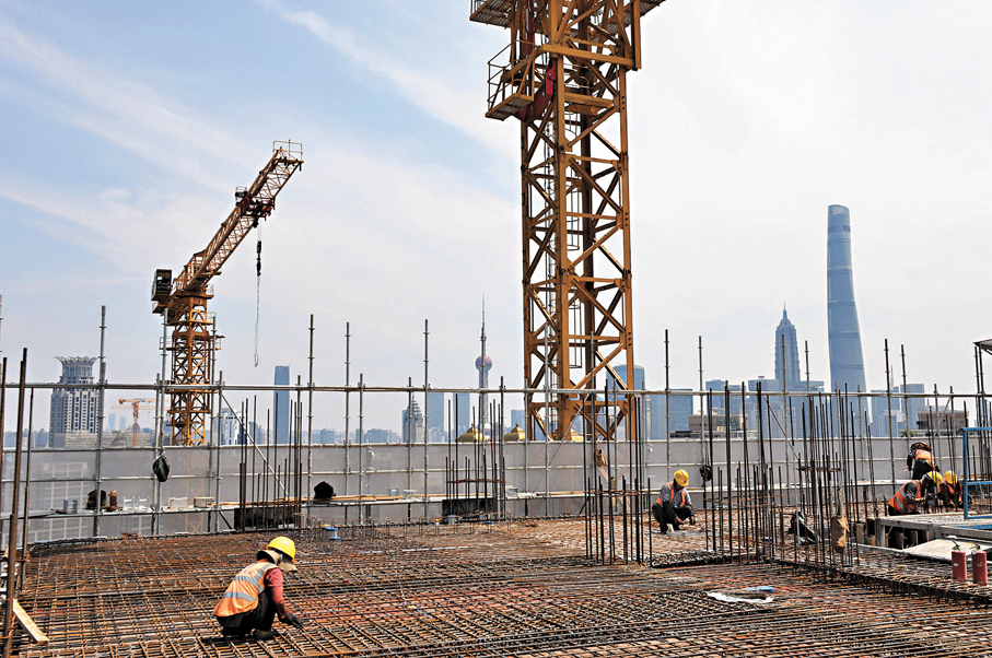 ●近段時間以來，內地多個城市安全防線頻亮紅燈，這些都顯示城市基礎設施韌性程度不高。圖為建築工人在上海黃浦一幢樓房屋頂進行鋼筋綑紮作業。新華社