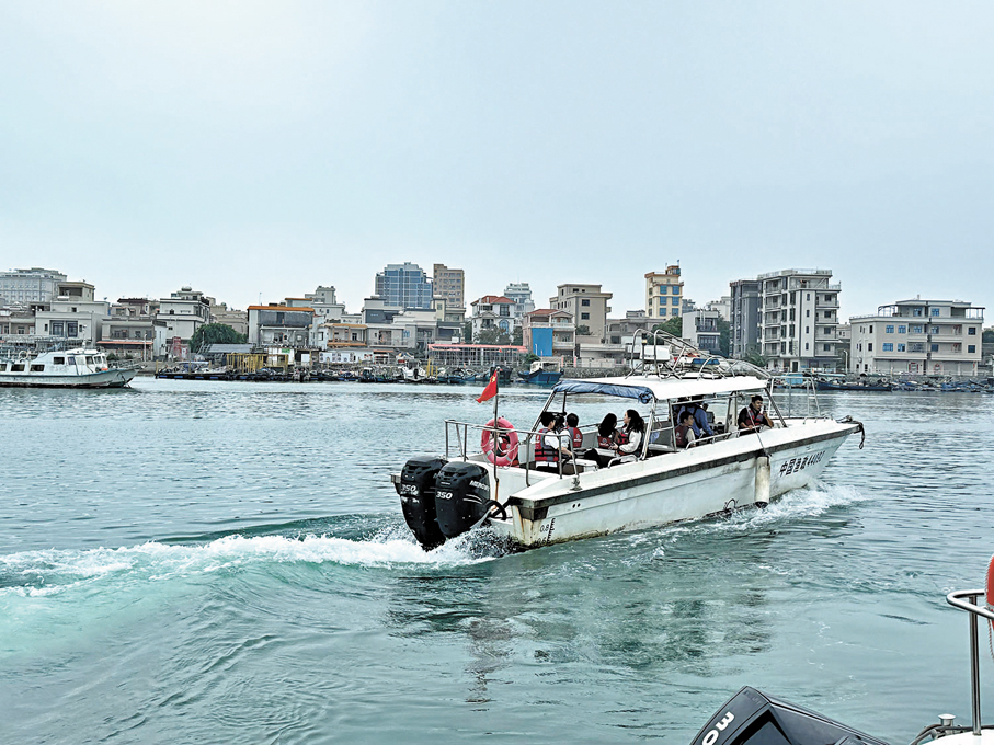 ●香港文匯報記者當天搭快艇出海，直擊灣區海洋牧場建設情況。