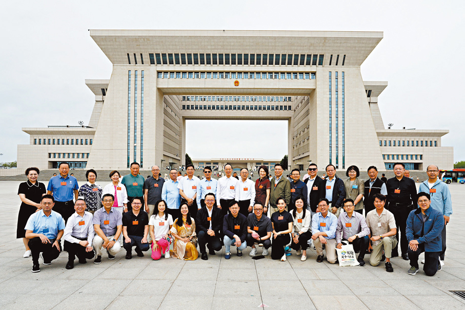 ●港區人大代表到霍爾果斯第六代國門，視察了解口岸通關情況。 大公文匯全媒體記者何嘉駿  攝