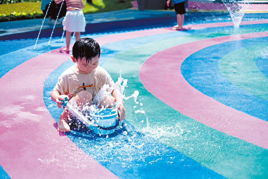 ●啟德體育園兒童遊樂空間「五行童樂園」昨日開幕，嬉水區有小孩玩水消暑。 香港文匯報記者涂穴  攝